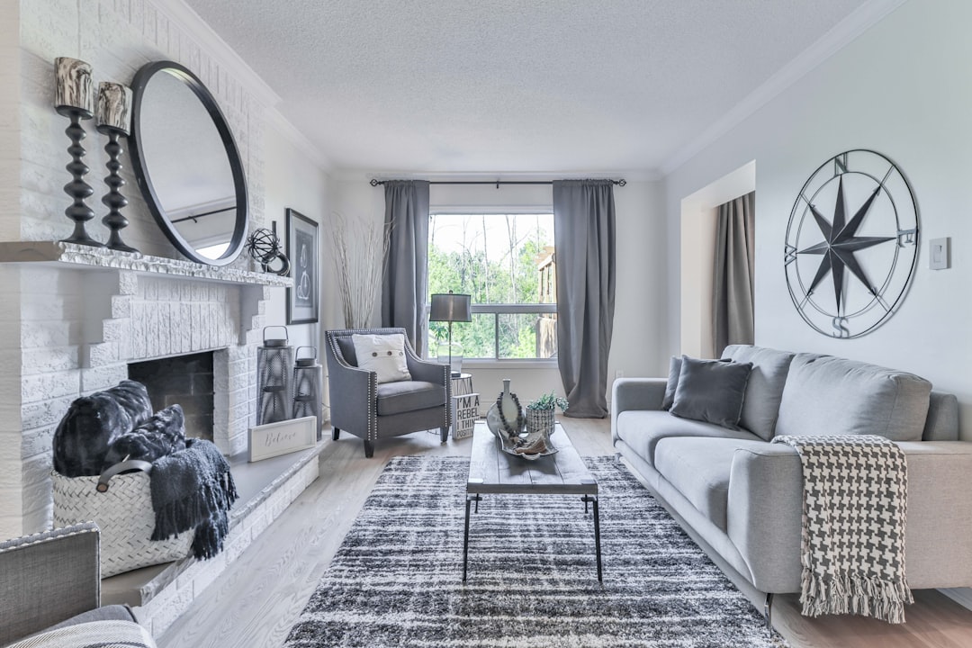 white and black plaid sofa near window - Foto de Lotus Design N Print en Unsplash