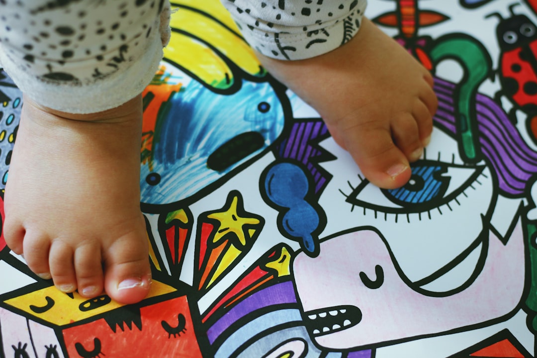 person holding white pink and blue floral textile - Foto de Teo Zac en Unsplash